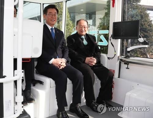 자율주행차 시승한 리종혁 부위원장