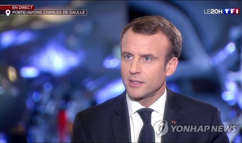지난 14일 TF1 방송과 생방송 인터뷰하는 에마뉘엘 마크롱 프랑스 대통령  [TF1/AFP=연합뉴스]