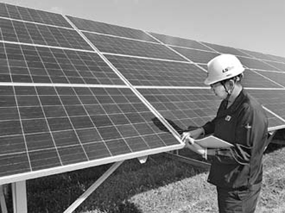 LS산전 직원이 일본 지토세 태양광발전소 셀을 점검하는 모습. [사진 제공 = LS산전]