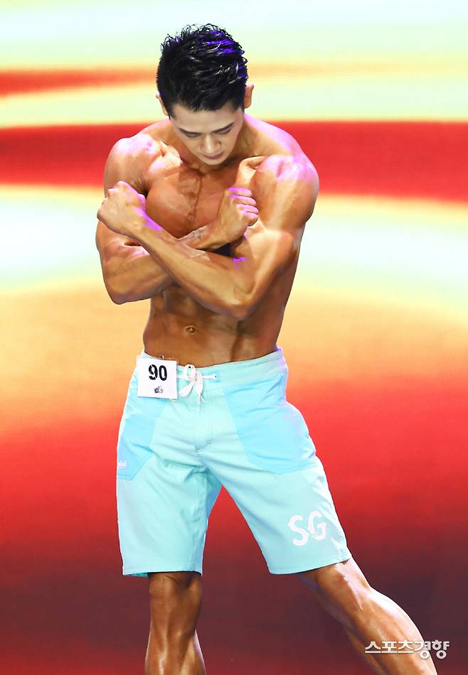 팀 코리아 소속 양택기가 피지크 쇼트 부문 무대에서 포즈를 취하고 있다.