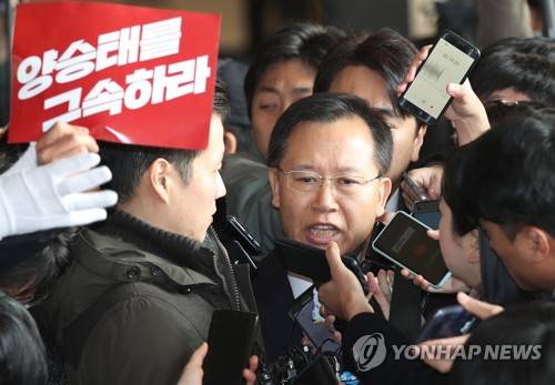 '재판거래 의혹' 박병대 전 대법관 검찰 출석 (서울=연합뉴스) 임헌정 기자 = 양승태 전 대법원장 시절 사법행정권을 남용한 혐의를 받는 박병대 전 대법관이 19일 오전 서울 서초구 서울중앙지검에 피의자 신분으로 출석하며 취재진 질문에 답하고 있다. 2018.11.19      kane@yna.co.kr  (끝)