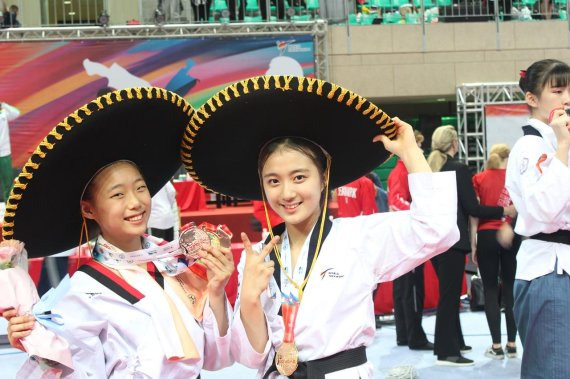 김유하 선수(오른쪽) 세계태권도대회 금메달. 사진제공=의정부시