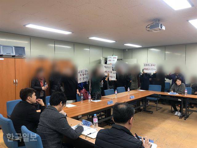 지난 15일 오후 4시 돈암2동 주민센터에서 열린 동소문동 행복기숙사 주민 설명회에서 주민들이 기숙사 건설 결사 반대를 외치고 있다. 이승엽 기자