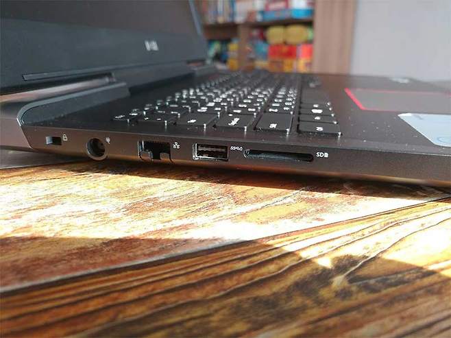 본체가 두꺼운 만큼 모든 단자를 풀사이즈로 갖췄다