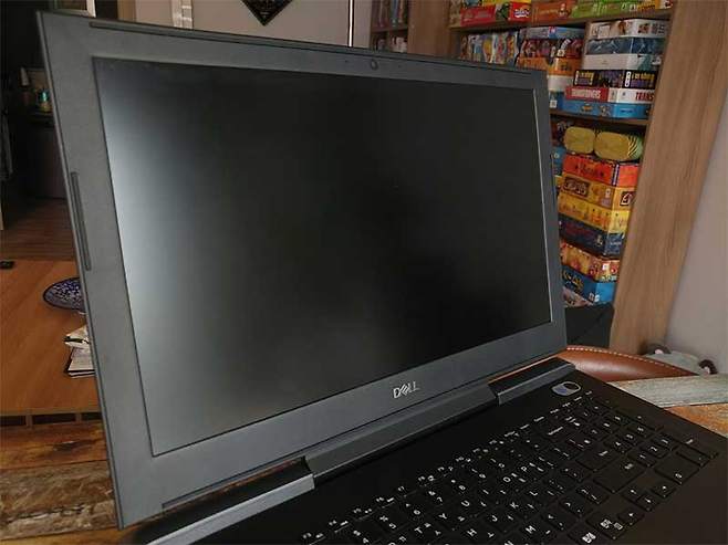 무광 패널을 통해 화면에 반사되는 빛을 줄여 눈부심을 막는다