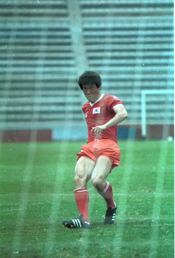 차범근은 최전방 공격수는 물론 윙포워드로 뛰면서 갈색폭격기라 불렸다. [중앙포토]