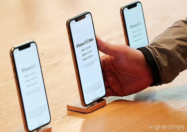 애플 신제품 아이폰 Xs·Xs 맥스·아이폰 XR 등이 정식 출시된 2일 오전 서울 강남구 신사동 애플 가로수길 매장에서 한 구매자가 제품을 둘러보고 있다./사진=김창현 기자