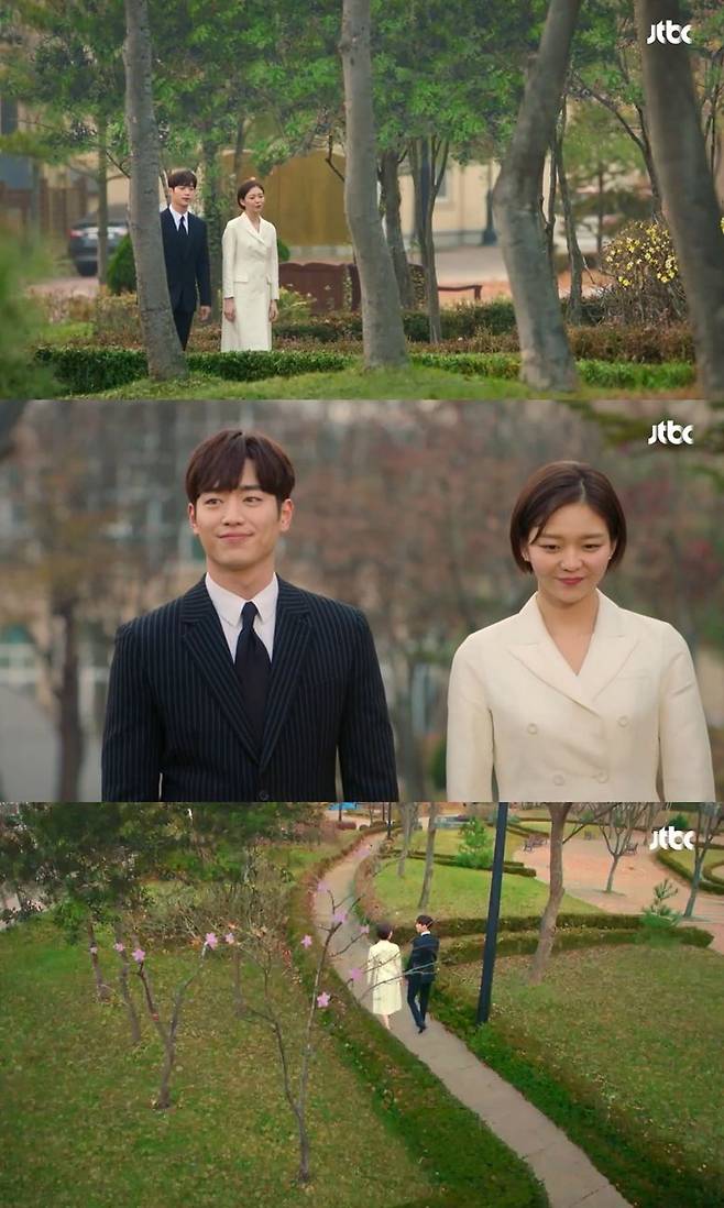 스무 살에 처음 만났고 스물일곱에 다시 만나 사귀다 헤어지고 또 서른둘에 만난 준영(서강준 분)과 영재(이솜 분)는 마지막 회에서 연인으로 맺어지지 않았다. 이른바 열린 결말이었다. (사진='제3의 매력' 캡처)