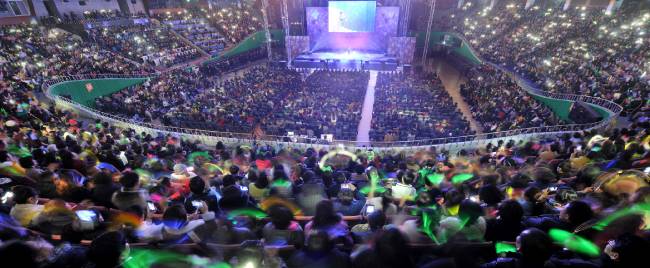 위러브유가 개최한 제18회 새생명 사랑의 콘서트. 잠실 실내체육관 1층 플로어부터 2·3층 객석, 무대 뒤까지 관객들로 가득찬 가운데 지구촌 가족을 돕기 위한 열정적인 무대가 펼쳐졌다.