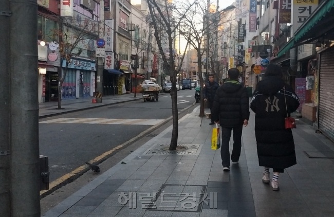 22일 오전, 서울 종로3가 일대에서 만난 시민들은 모두 두꺼운 겨울외투를 입은 모습이었다 [사진=정세희 기자/say@heraldcorp.com]