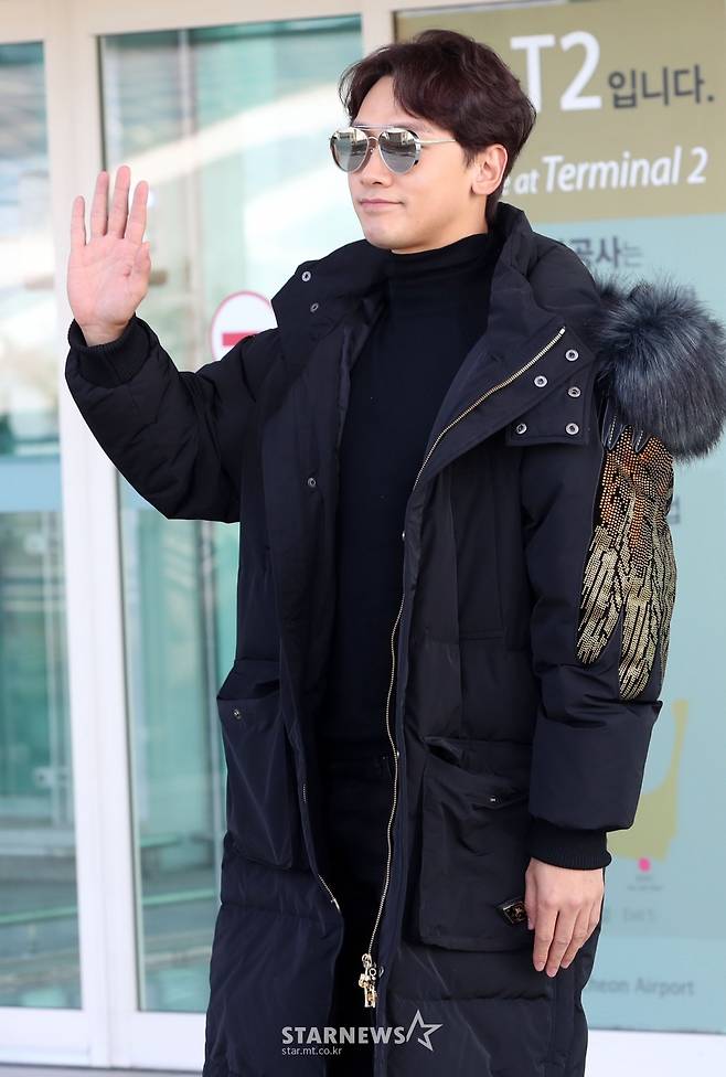 [★포토]비 '올블랙 공항패션'