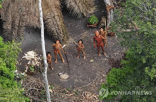 바깥 세계와 접촉을 피하는 브라질 아마존의 원주민[EPA=연합뉴스 자료사진]