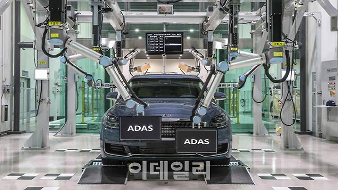 현대·기아차가 세계 최초로 선보인 ADAS 전장집중검사 시스템은 검사 공정의 효율성, 검사의 신뢰성을 동시에 높여줄 새로운 기술이다. 현대차그룹 제공