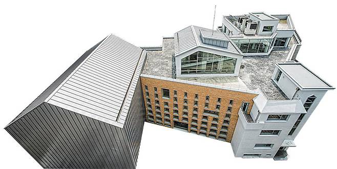 다가구주택에 새 건물을 이어붙여 만든 ‘구산동 도서관마을’./황규백