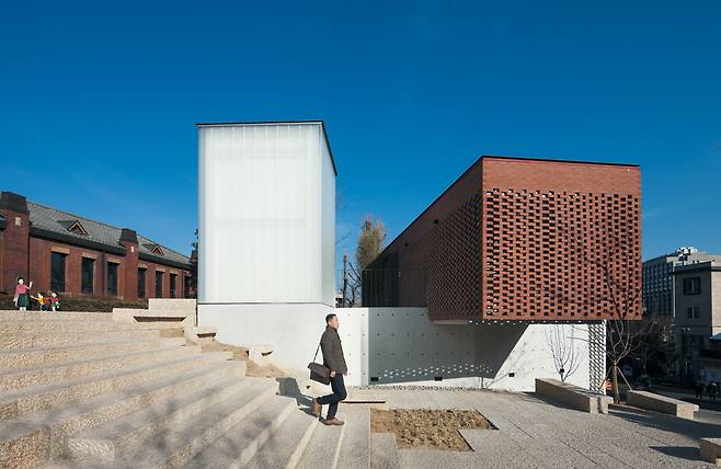 ▲북촌 마을 안내소 ‘홍현’/사진=김재윤