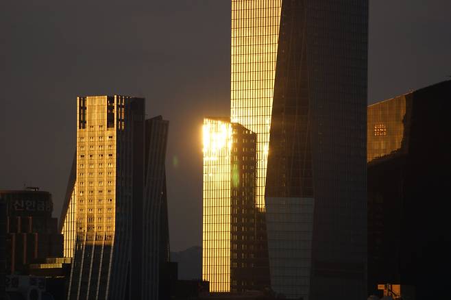 서울 여의도의 한 빌딩에서 반사되는 태양광이 눈 부시다. 강찬수 기자