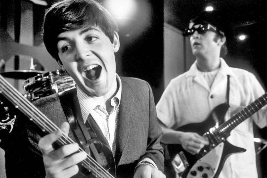 밴드 비틀스를 이끌었던 존 레넌(오른쪽)과 폴 매카트니. 만약 두 사람이 만나지 못해 비틀스가 탄생할 수 없었다면 둘은 어떤 삶을 살게 됐을까. 조슈아 울프 솅크는 ‘둘의 힘’에서 레넌은 “임시직과 사소한 범죄 사이를 오락가락하는, 호인이지만 실패자가 됐을 것”이라고 적었다. 매카트니에 대해서는 “교사가 되거나 아니면 자신의 영리함에 의존하면서도 여전히 자신만의 세계에서 살 수 있는 다른 직업을 골랐을 것”이라고 추측했다. 게티이미지뱅크