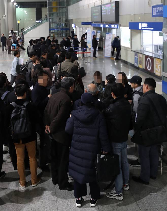 20일 충북 청주시 KTX 오송역에서 시민들이 열차 운행중단으로 표를 환불받기 위해 줄지어 서 있다.  연합뉴스