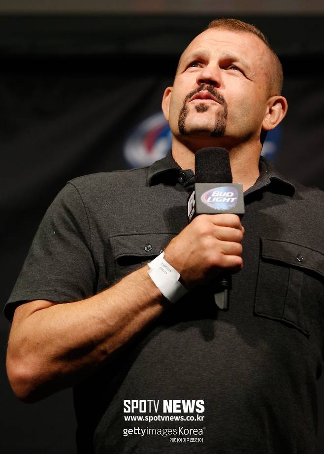 ▲ 척 리델의 망가진 턱은 그대로였다.