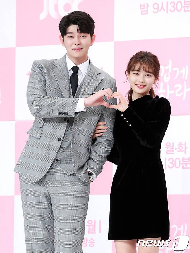 배우 윤균상, 김유정(오른쪽)이 26일 오후 서울 영등포 타임스퀘어에서 열린 JTBC 새 월화드라마 ‘일단 뜨겁게 청소하라’ 제작발표회에 참석해 포즈를 취하고 있다. ‘일단 뜨겁게 청소하라’는 청결이 목숨보다 중요한 꽃미남 청소업체 CEO 장선결(윤균상 분)과 청결보다 생존이 먼저인 열정 만렙 취준생 길오솔(김유정 분)이 만나 펼치는 ‘무균무때’ 힐링 로맨스다. 2018.11.26/뉴스1 © News1 권현진 기자