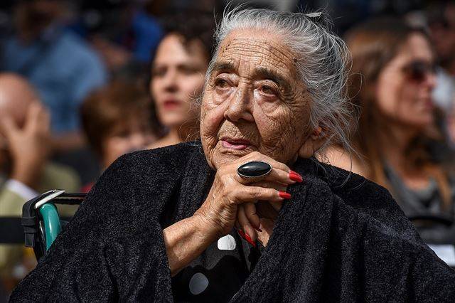 1975년 설립된 칠레 '실종-구금자 가족연대(AFDD)'는 피노체트 정권의 국가폭력, 특히 '강제 실종'의 진실을 묻고 국제사회에 진상을 알린 단체로, 2년 뒤의 아르헨티나 '오월광장 어머니회' 등 남미 민주화ㆍ인권운동에 큰 영향을 미쳤다. 권력에 의해 남편과 두 아들, 며느리를 잃은 아나 곤잘레스는 그 단체의 첫 단식농성서부터 최근까지 활동의 선봉에 선 주역이자 칠레 인권운동의 상징적 존재였다. wikimedia.org