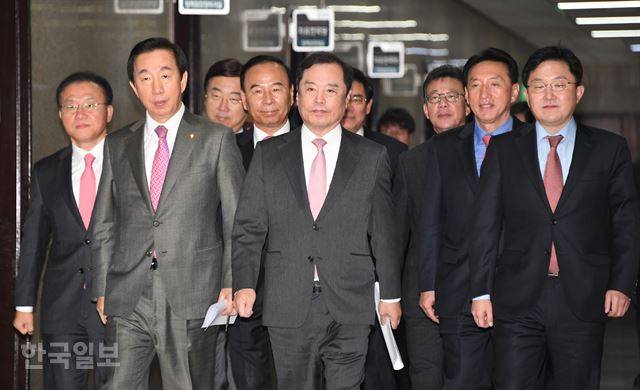 김병준 자유한국당  비상대책위원장(가운데)과 김성태 원내대표가 26일 오전 국회에서 열린 비상대책위원회의에 참석하고 있다. 오대근 기자