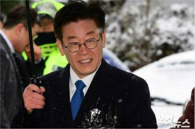 24일 오전 수원지검 성남지청에 출석한 이재명 경기지사. (사진=황진환 기자)
