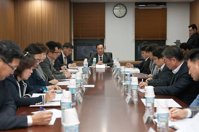 민원기 과학기술정보통신부 2차관(가운데)이 27일 단장을 맡은 ‘통신재난 관리체계 개선 TF’ 첫 회의를 주재하고 있다. 이 자리에 참석한 정부 부처와 사업자들은 모두 이번 통신대란에 대한 책임을 져야 곳들이다. 김영삼 전 대통령의 잣대로 보면 ‘국가전복세력’에 든다. 과학기술정보통신부 제공