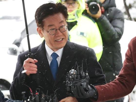 이재명 경기도지사가 24일 친형 강제입원, 검사 사칭, 대장동 개발 관련 허위사실 공표 등 그동안 제기된 의혹과 관련해 피의자 신분으로 24일 오전 수원지검 성남지청으로 출석하는 모습. [연합뉴스]