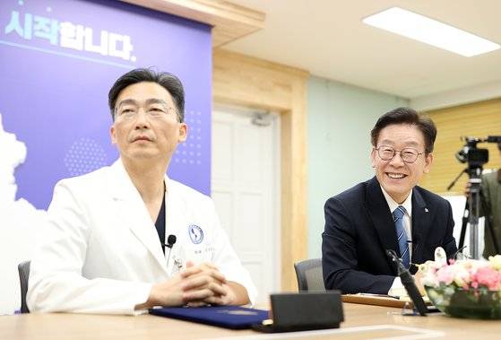 이재명 경기도지사가 27일 경기도청 집무실에서 열린 '경기도 중증외상환자 이송체계 구축 업무협약식'에서 이국종 경기남부권역외상센터장과 간담회를 하고 있다. 검찰은 이날 '혜경궁 김씨' 사건과 관련해 이 지사의 아내인 김혜경씨의 핸드폰을 찾으려 이 지사 집무실과 자택을 압수수색했다. [연합뉴스]