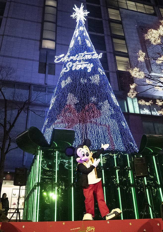 28일 오후 서울 롯데백화점 소공동 본점에서 미키마우스가 크리스마스 트리 점등식을 하고 있다. [연합뉴스]