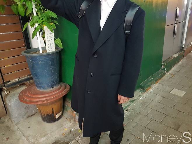 동묘 구제시장에서 롱코트를 구입한 정일률씨 모습./사진=김정훈 기자