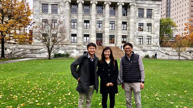 하버드 의대 류마티스 내과 김서영 교수(가운데), 조동찬 SBS의학전문기자(왼쪽), 최성욱 정형외과 전문의(오른쪽)