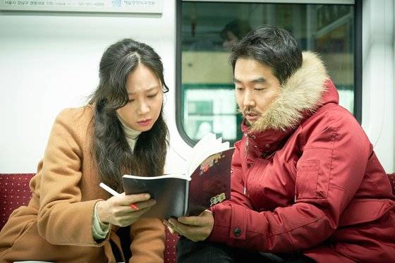 촬영할 장면을 상의중인 공효진과 이권 감독.