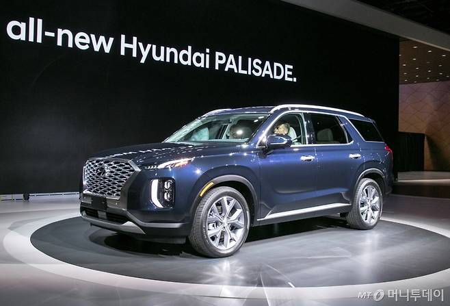 현대차는 28일(현지시간) 미국 로스앤젤레스(LA) 컨벤션 센터에서 열린 '2018 LA 오토쇼'에서 대형 플래그십 SUV '팰리세이드'를 세계 최초로 선보였다. 현대차는 29일 국내에서 '팰리세이드'의 가격을 공개하고 사전 예약에 돌입했다./사진=현대차