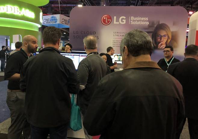 29일(현지시간) 미국 라스베이거스 AWS 리인벤트 2018 엑스포 내 LG전자 부스에 참관객들이 몰려있다. 박종진기자 truth@