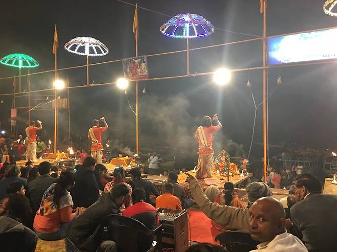 바라나시 갠지스 강가에서 매일 밤 벌어지는 힌두교 전통 제식 장면. 손풍금 ‘하모니움’ 소리와 함께? 읊조리는 듯한 노랫가락은 이곳을 대표하는 주요 상징이다. 황우창 제공