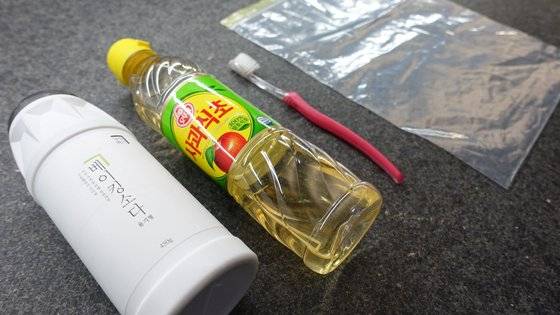 준비물은 베이킹소다, 식초, 청소용 칫솔, 비닐봉지.