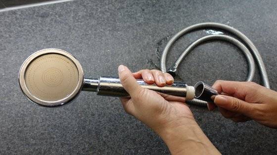 헤드를 분리하고 안쪽에 고여있는 물을 뺀다.