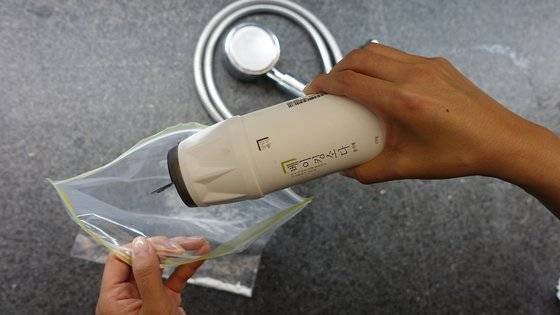 빈 비닐봉지에 베이킹소다를 넣는다. 양은 두 스푼 정도면 충분하다.