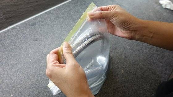 지퍼백이라면 비닐봉지 입구를 봉하고, 일반 비닐봉지라면 묶어 대야 등 그릇 안에 넣어 놓는다.