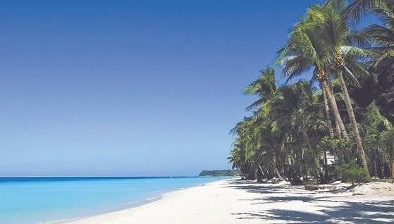 24일(현지시간) 새롭게 단장해 6개월만에 재개장한 필리핀 보라카이 섬. [연합뉴스]