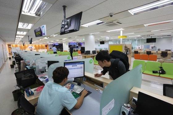 삼성전자 AS 센터에서 소비자가 제품 점검을 받고 있다. [중앙포토]