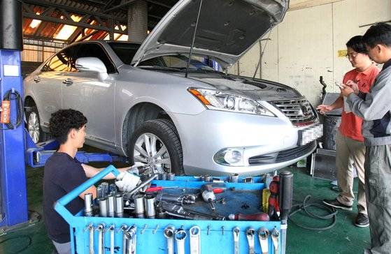 영어에는 '카 센터'라는 말이 없다. 그냥 shop,또는 auto repair shop으로 부른다. [중앙포토]