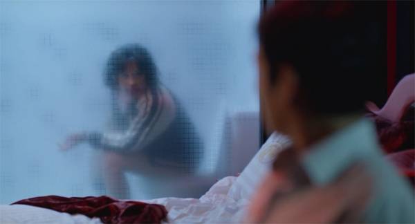 영화 `내부자들`의 한 장면. 화장실의 불투명한 유리를 사이에 두고 정치깡패와 무족보 검사는 민망한 결탁을 이룬다.  [사진 제공 = 쇼박스]