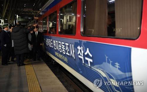남북철도 현지공동조사 착수 열차 (서울=연합뉴스) 김현미 국토교통부 장관을 비롯한 남북철도공동조사단 남측대표단이  30일 오전 서울역을 출발하기 앞서 서울역에서 신의주로  가는 표지판이  붙은 열차를 살펴 보고 있다.    [사진공동취재단]    photo@yna.co.kr  (끝)
