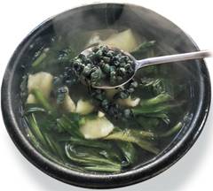 충북 영동 ‘안성식당’의 올뱅이국밥.