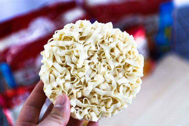 자세히 보면 라면의 가운데에 세로로 줄이 나 있다. 이 부분이 튀어나와 있어 단면이 마름모 모양이다. 농심 제공