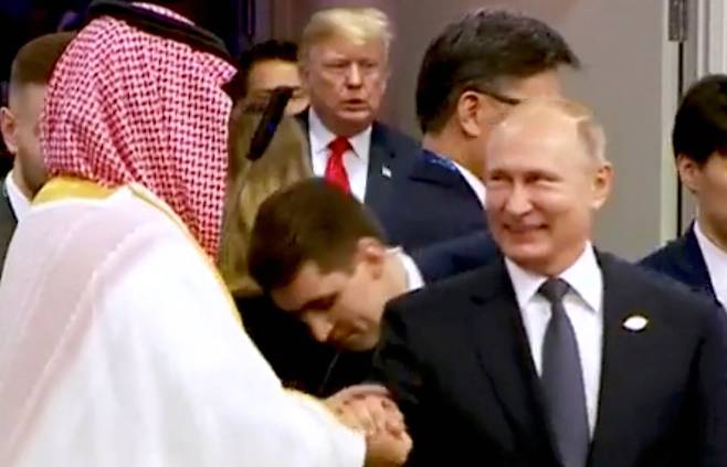 블라디미르 푸틴 러시아 대통령이 지난달 30일(현지시간) 아르헨티나 부에노스아이레스에서 열린 G20 정상회의에 참석, 무함마드 빈 살만 사우디아라비아 왕세자와 인사하고 있다. 뒤편으로는 도널드 트럼프 미국 대통령이 보인다. [AFP=연합뉴스]
