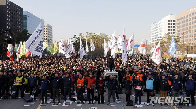 【서울=뉴시스】최동준 기자 = 1일 서울 영등포구 국회 앞에서 2018 전국민중대회 전 열린 민주노총 결의대회에서 참석자들이 탄력근로제 확대 저지, 비정규직 철폐를 촉구하고 있다. 2018.12.01. photocdj@newsis.com